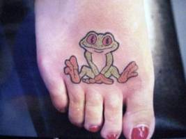 Tattoo de rana sentada en el pie
