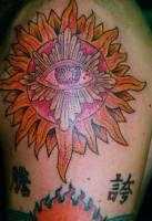 Tatuaje de un sol a color con un ojo dentro