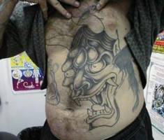 Tatuaje de hanya en la barriga