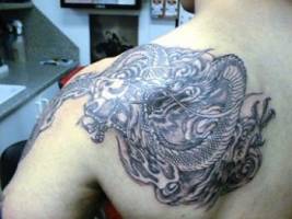 Tatuaje de un dragón en la espalda