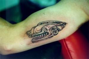 Tatuaje de coche en el bíceps