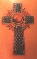 Tatuaje de una cruz con un aire celta