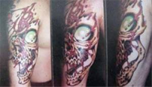 Tatuaje de una calavera sangrienta saliendo de la piel