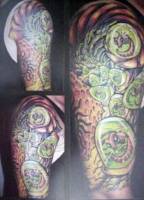 Tatuaje de una invasión extraterrestre en el brazo