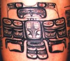 Tatuaje hombre hecho de símbolos maories
