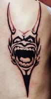 Tatuaje de un demonio riendo a carcajadas