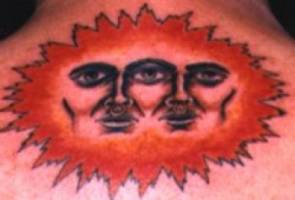 Tatuaje de un sol con dos caras