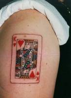 Tatuaje de un rey de cartas en el brazo