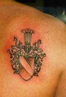 Tatuaje de un escudo insignia familiar