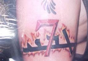 Tatuaje de unas letras ardiendo junto al numero siete