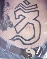 Tatuaje de una letra en la barriga