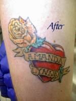 Tatuaje de un corazón con una rosa y una etiqueta para nombre