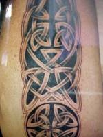 Tatuaje de un brazalete celta