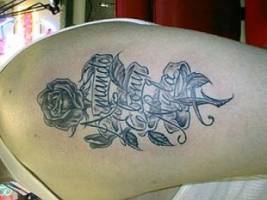 Tatuaje de una rosa con etiquetas y 3 nombres