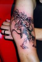 Tatuaje de un monstruo parecido a un insecto