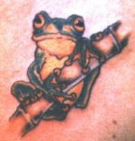 Tatuaje de una rana agarrada a un junco