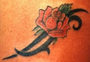 Tatuaje de una rosa y un tribal