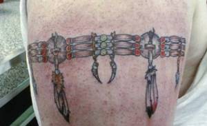 Tatuaje de brazalete indio para el brazo