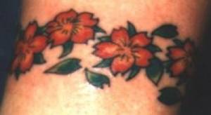 Tatuaje de brazalete de flores