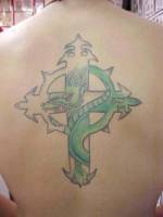 Tatuaje de cruz con dragon