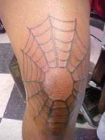 Tatuaje de una telaraña en la rodilla