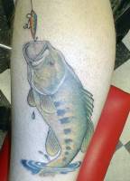 Tatuaje de un pez a punto de picar el anzuelo