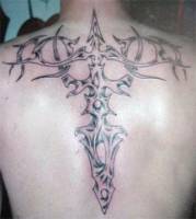 Tatuaje de una cruz tribal para la espalda