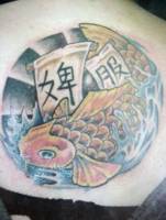 Tatuaje de una carpa nadando entre algunas olas y carteles con kanjis