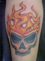 Tatuaje de una calavera hecha de llamas