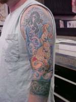 Tatuaje de una carpa entre aguas bravas y un dragón al fondo