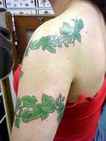 Tatuaje de una enredadera que sube enroscándose por el brazo