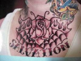 Tatuaje de una rosa con telarañas y fuego