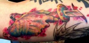 Tatuaje de mano acuchillando a la piel