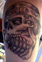 Tatuaje de calavera con granada en la boca