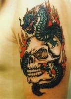 Tatuaje de dragón saliendo de una calavera.