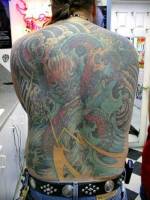 Tatuaje de dragon y olas en espalda entera