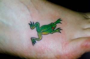 Tatuaje de una pequeña rana en el pie