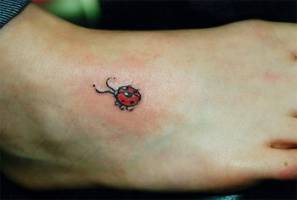 Tatuaje de una pequeña mariquita en el pie