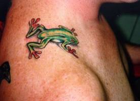 Tatuaje de una rana saltando por el hombro