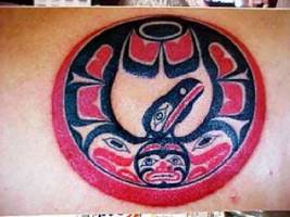 Tatuaje maorí de un pájaro