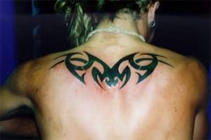 Tatuaje de un tribal en la espalda