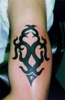 Tatuaje tribal en el brazo