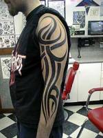 Tatuaje de un tribal en el brazo