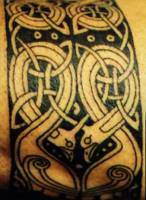 Tatuaje de un brazalete estilo celta