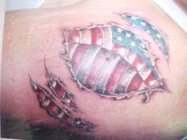 Tatuaje de un desgarre en la piel con la bandera americana debajo