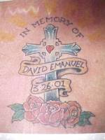 Tatuaje de una cruz con tres rosas