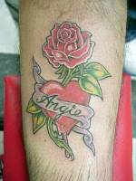 Tatuaje de una corazón, con una rosa y una etiqueta para el nombre