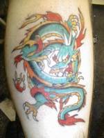 Tattoo de un dragón en el gemelo