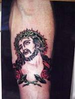 Tatuaje de cristo en la tibia