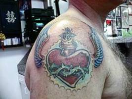 Tatuaje del sagrado corazón en el hombro